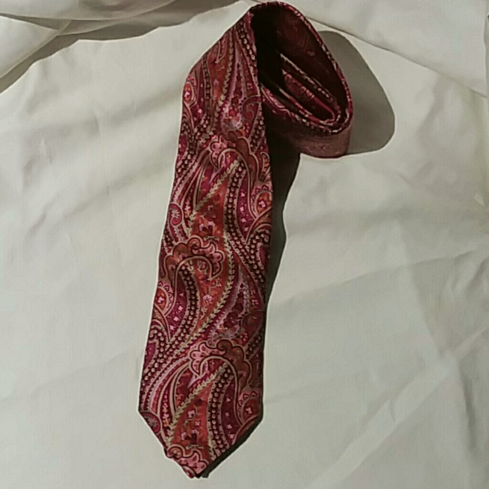 Vtg XL Saks silk paisley tie USA 3.25x58"